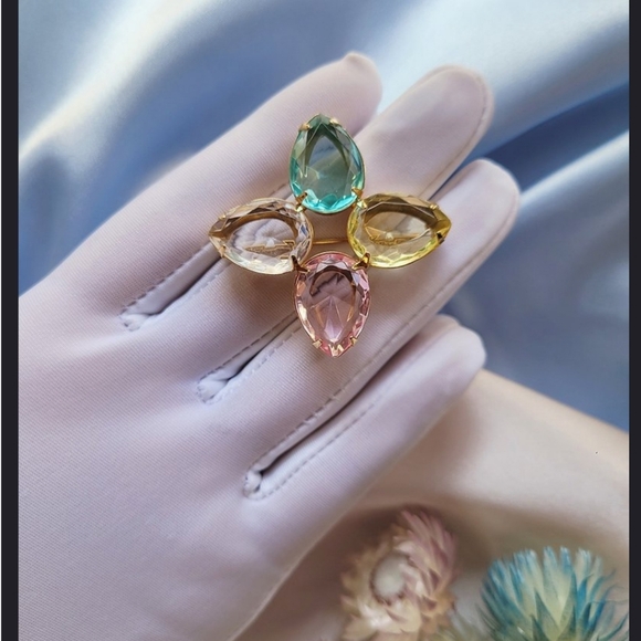 Signed Avon Pastel Multi Color Prong Set Teardrop Crystal Gold Tone Pin Brooch - Picture 4 of 6